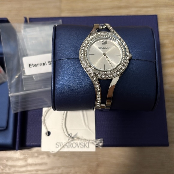 Eternal watch
Swiss Made, Crystal bracelet, Silver tone - Picture 4 of 4